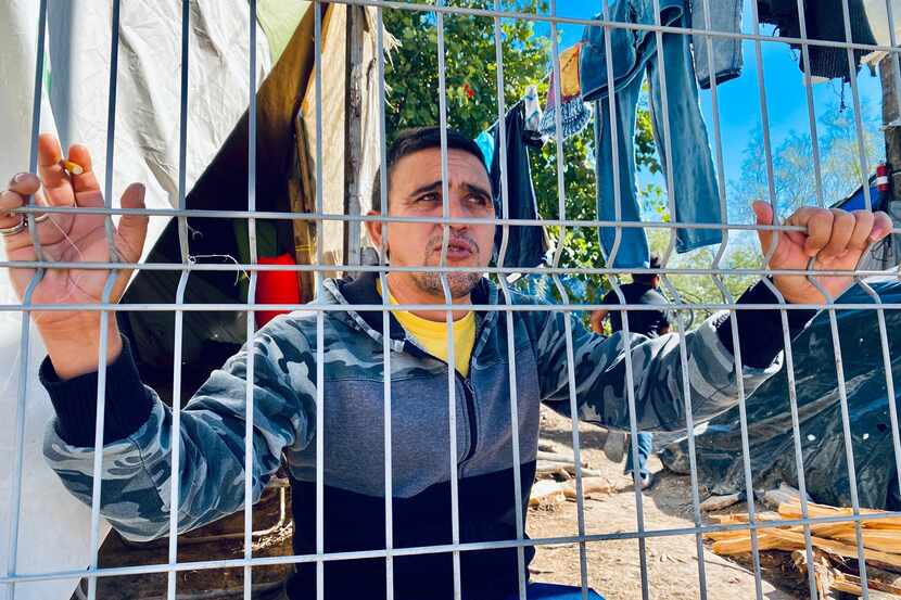 Roberto Valdivia ha vivido en un campamento de refugio para inmigrantes en Matamoros,...