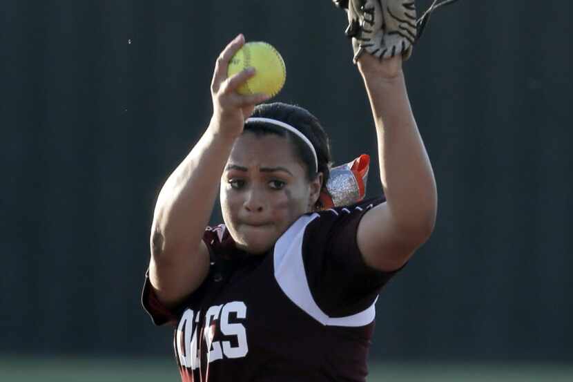 Mansfield Timberview's Mariah Denson pitches during a 2014 playoff game. (Brandon...