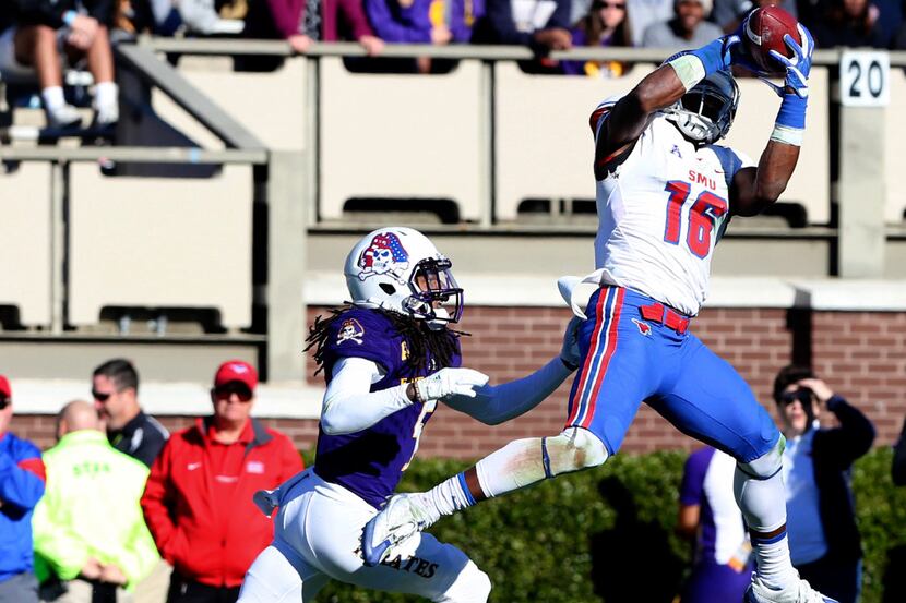 SMU's Courtland Sutton catches a pass in front of East Carolina's Corey Seargent  during the...