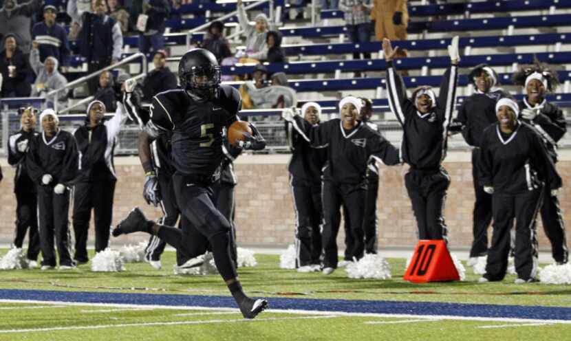 South Oak Cliff wide receiver Fonzale Davis (5) runs for a touchdown in the first half of...