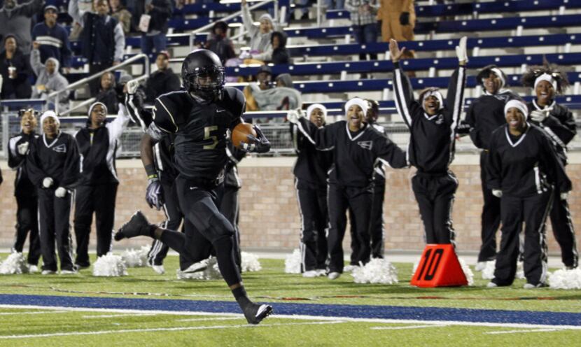 South Oak Cliff wide receiver Fonzale Davis (5) runs for a touchdown in the first half of...