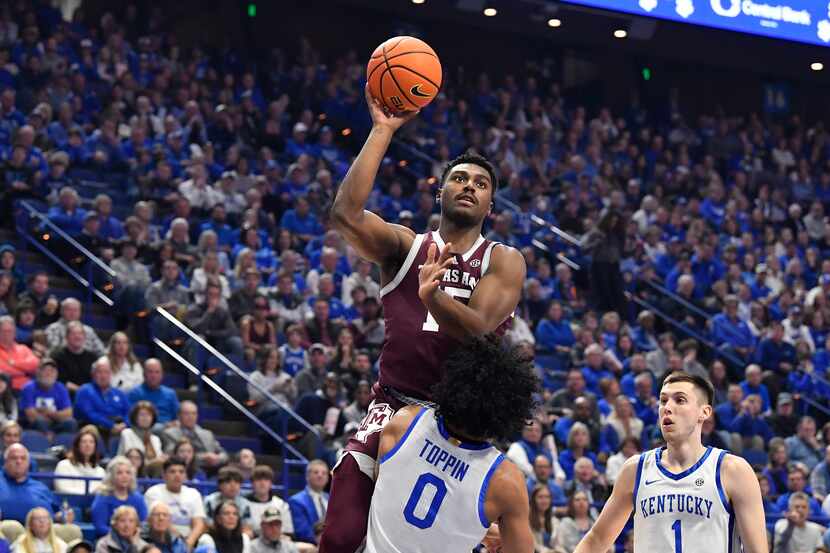Texas A&M forward Henry Coleman III (15) goes up for a shot over Kentucky forward Jacob...