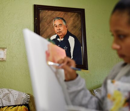 Un retrato de Rogelio Sosa acompaña a Gabriella Sosa mientras pinta en la casa de sus...