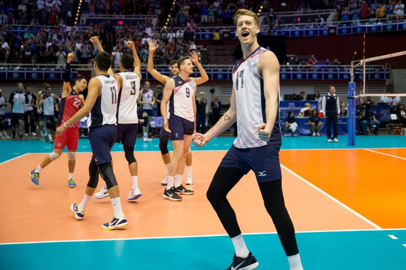 The U.S.'s Maxwell Holt (17) and the rest of the U.S. Olympic volleyball team celebrate...