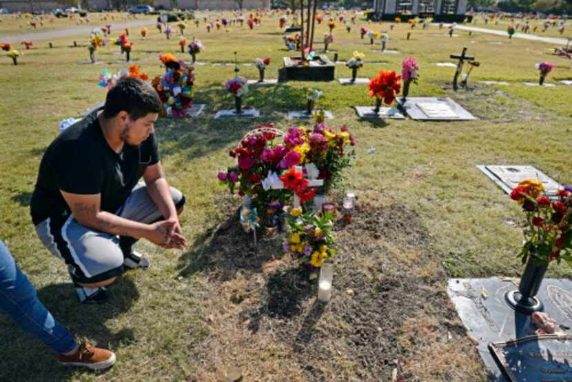 Gerson Reyes, de 21 años, visita la tumba de su amigo Alfredo García, quien falleció hace...