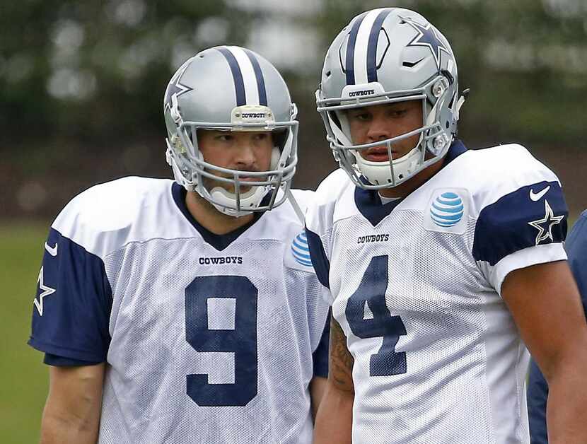 El mariscal Dak Prescott (der.) fue confirmado esta semana como titular de los Cowboys sobre...