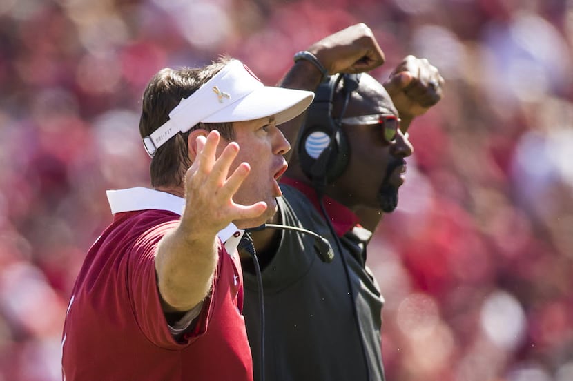 Oklahoma head coach Bob Stoops yells to his defense during the second half of the 2015 Red...