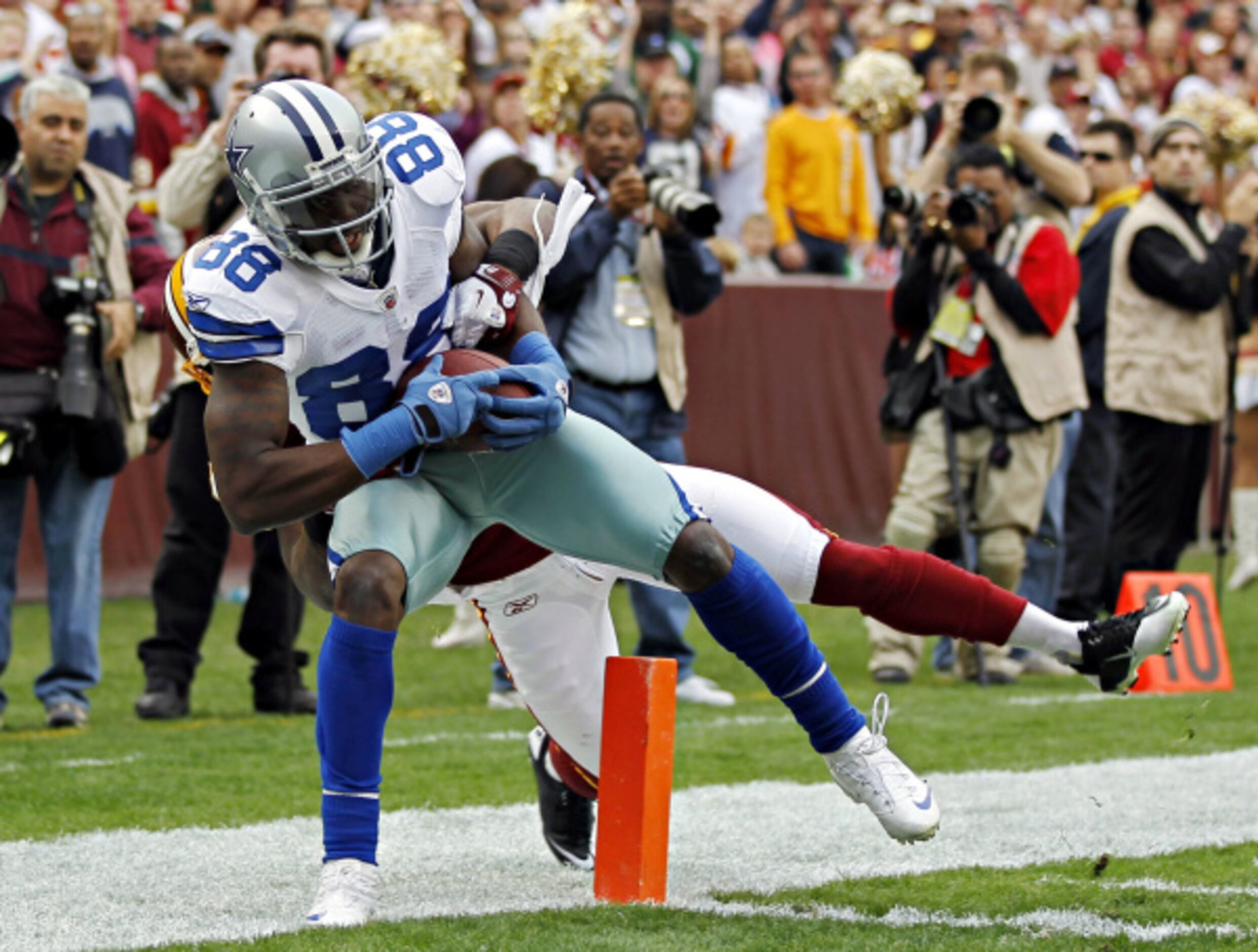 Santa Clara, CA. 23rd Aug, 2015. Dallas Cowboys wide receiver Dez Bryant (88)  warms up prior to the NFL football game between the Dallas Cowboys and the  San Francisco 49ers at Levi's