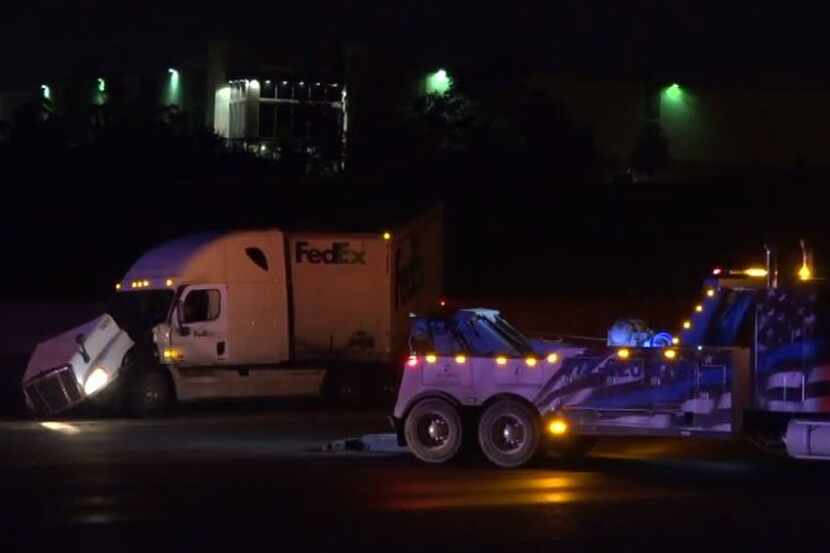 Un camión de FedEx se accidentó en la I-20 debido  a las condiciones de hielo en las vías. DMN

