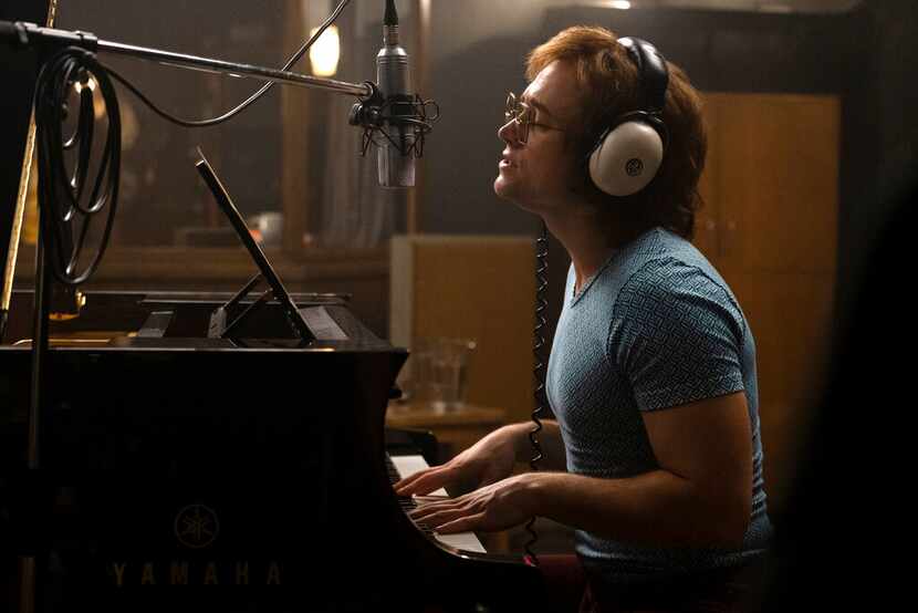 En esta imagen difundida por Paramount Pictures, Taron Egerton como Elton John en una escena...