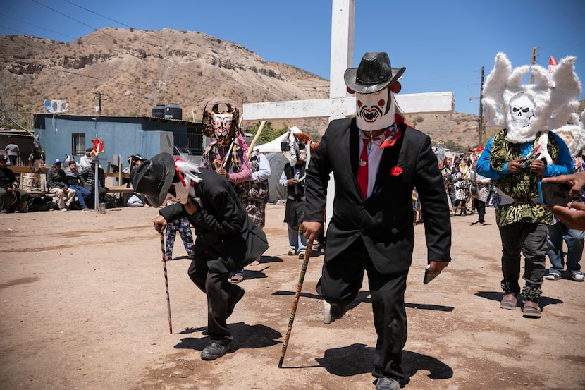 Fieles disfrazados en una celebración del Jueves Santo en Santa Rosalía, en el municipio de...