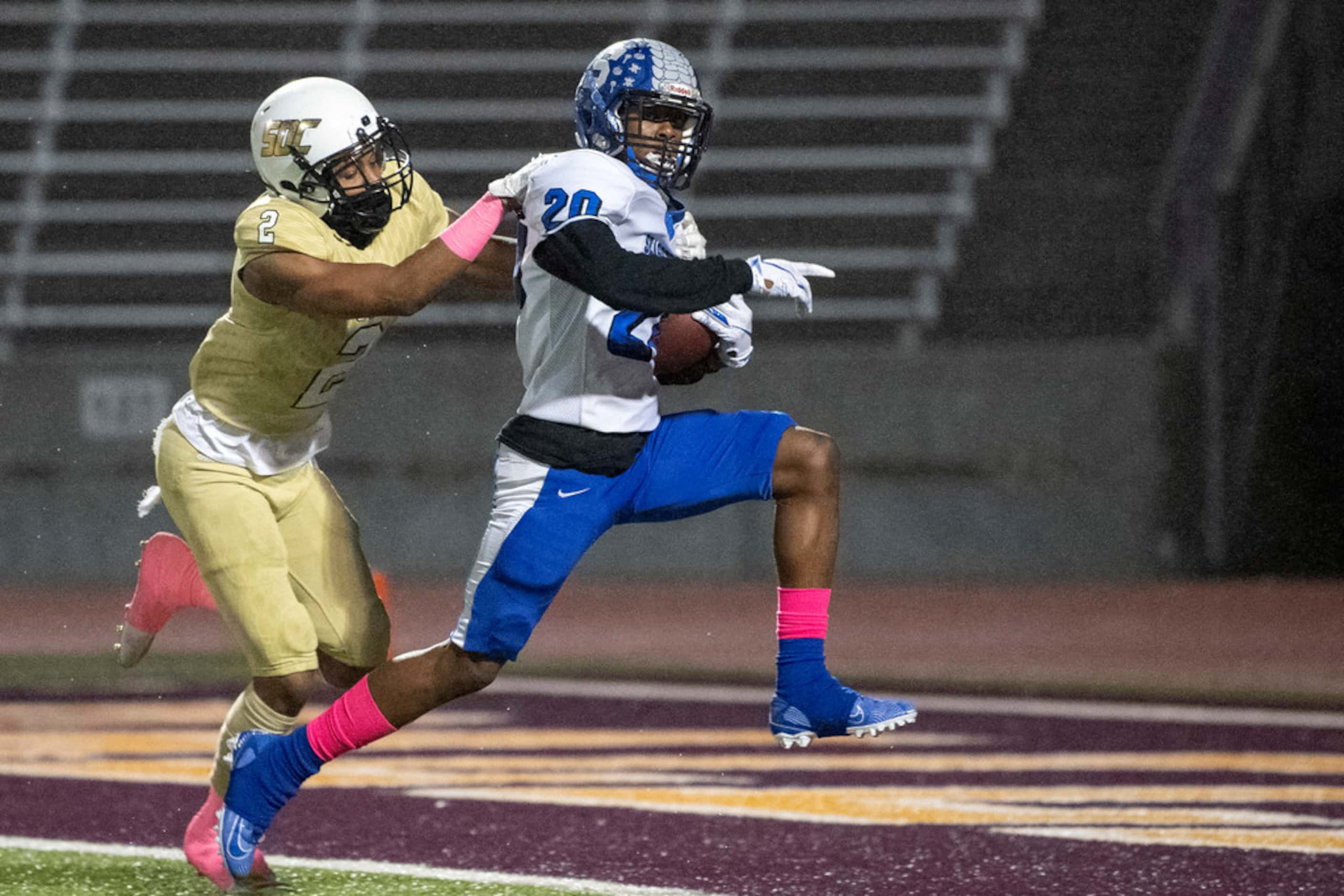 Seagoville senior running back Daelove Harris (20) pulls away from South Oak Cliff senior...