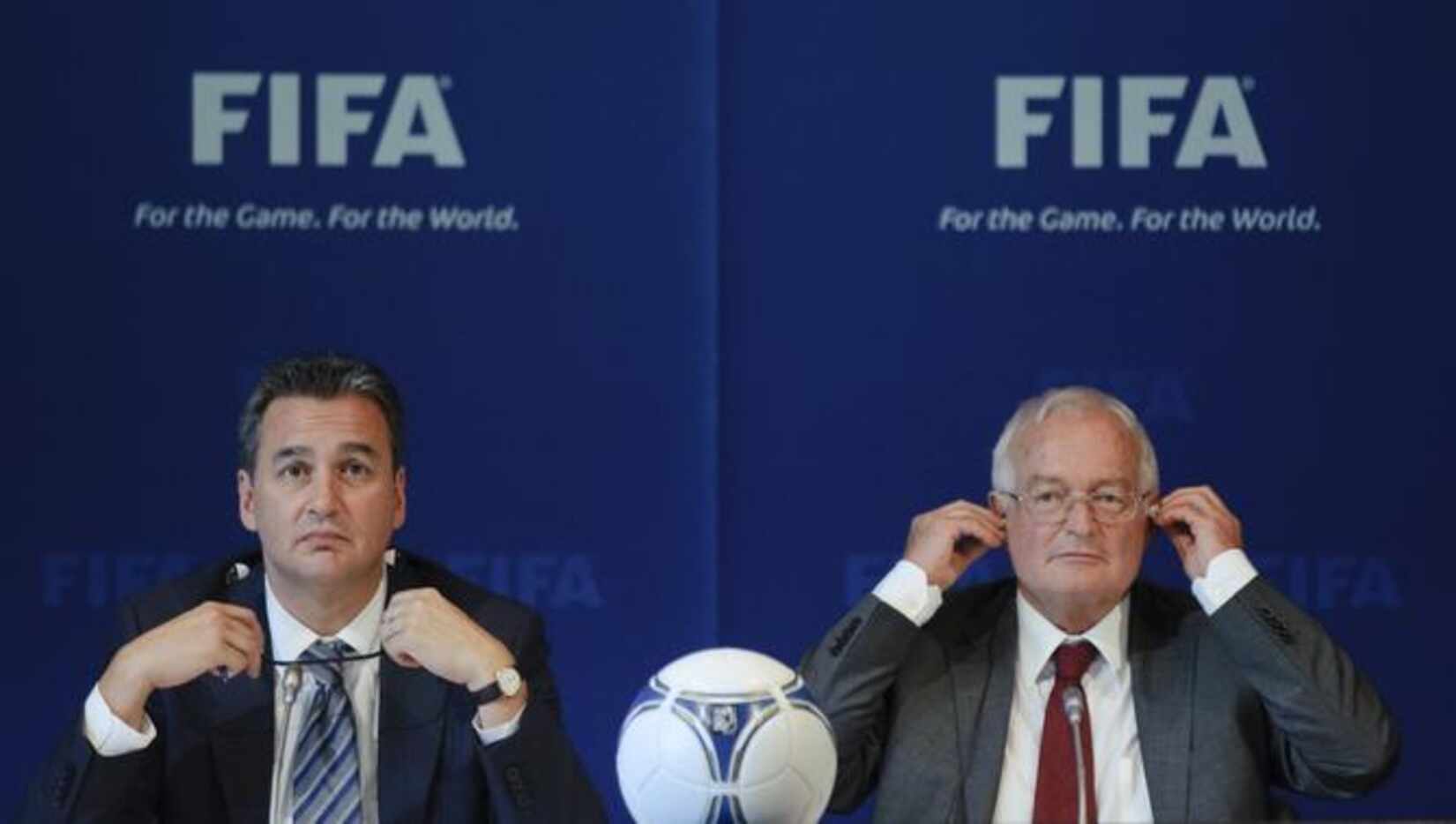 Michael García, fiscal investigador de la FIFA (izq.) cuestiona la decisión de Hans-Joachim...