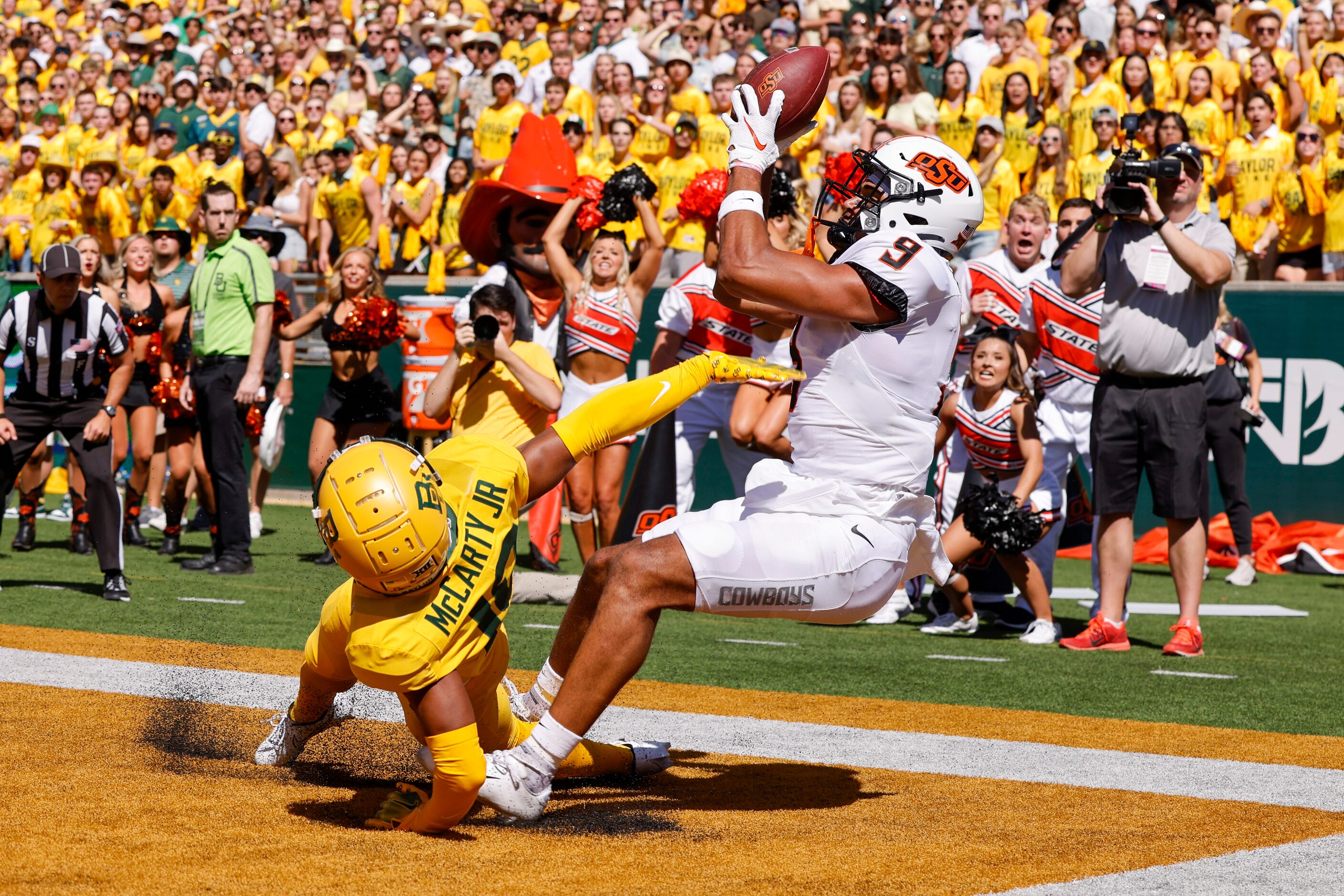 Oklahoma State wide receiver Bryson Green (9) catches a pass for a touchdown over Baylor...