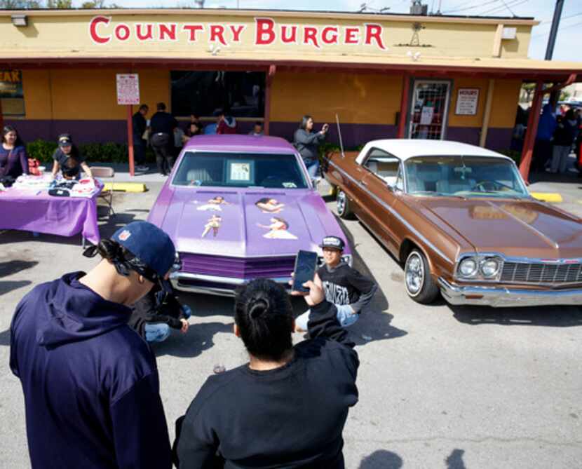 Un lowrider con imágenes de Selena fue parte del festejo en Country Burger el domingo en Oak...