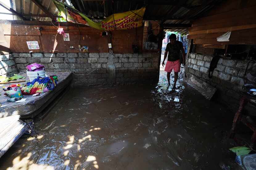 Miguel Cantú muestra la destrucción de su casa y su pertenencias tras el paso del huracán...