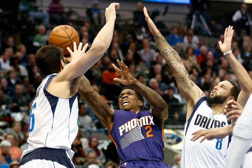 Phoenix Suns guard Eric Bledsoe (2) is fouled by Dallas Mavericks guard Deron Williams (8)...