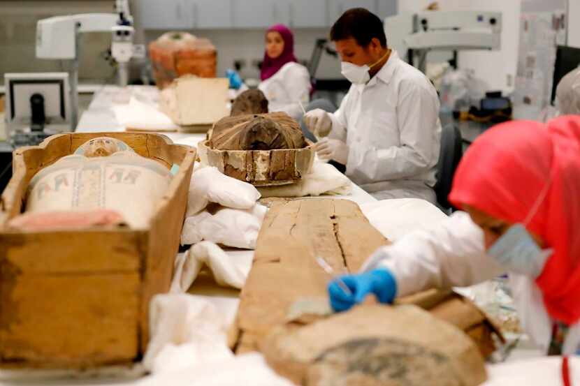 Arqueólogos trabajan con los sarcófagos de momias del Rey Tutankamón en el Grand Egyptian...