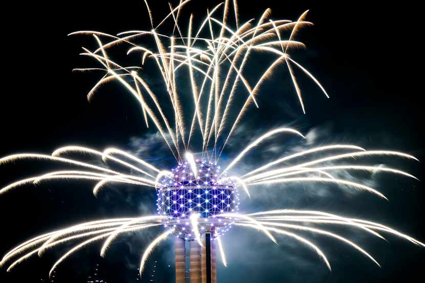 Los juegos pirotécnicos de Reunion Tower iluminaron el cielo del Norte de Texas durante...