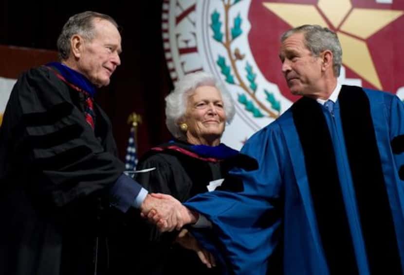 Barbara Bush, junto a su hijo George W. Bush y su espos, George Bush, padre, durante una...