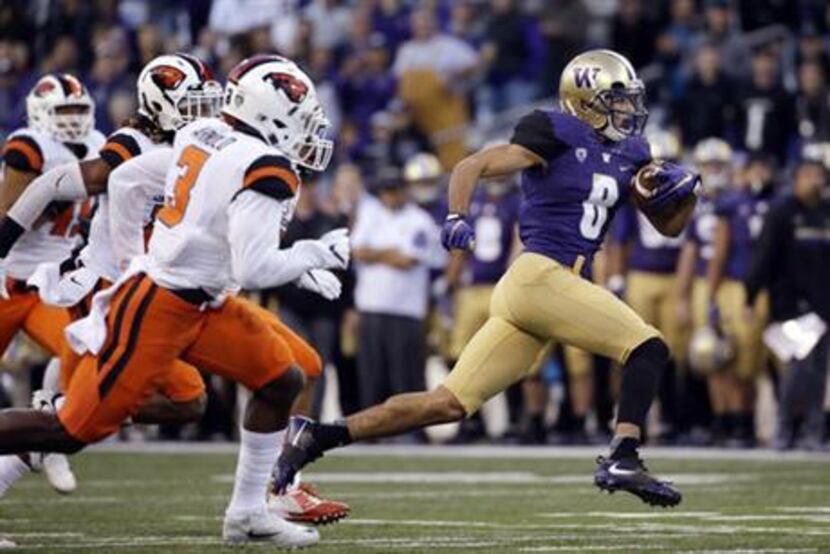 Washington's Dante Pettis runs with the ball after a pass reception against Oregon State in...