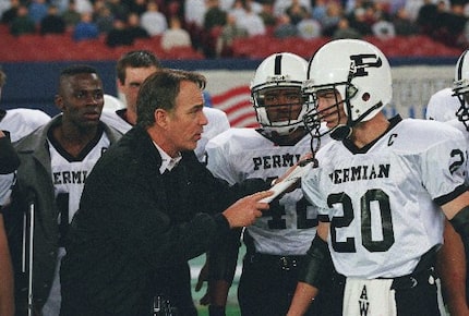 (L to r) Boobie Miles (DEREK LUKE), Coach Gary Gaines (BILLY BOB THORNTON), Chris Comer (LEE...