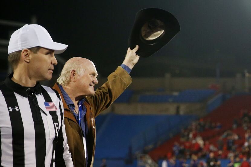 Former NFL quarterback Terry Bradshaw acknowledges the crowd before the NCAA 2017 DXL Frisco...