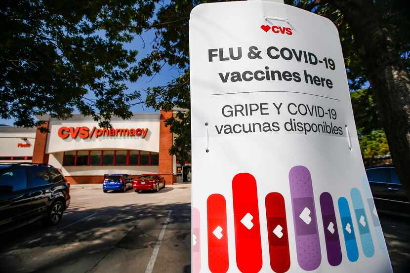 Una farmacia de CVS sobre Walnut Hill Lane en Dallas promueve la aplicación de vacunas par...
