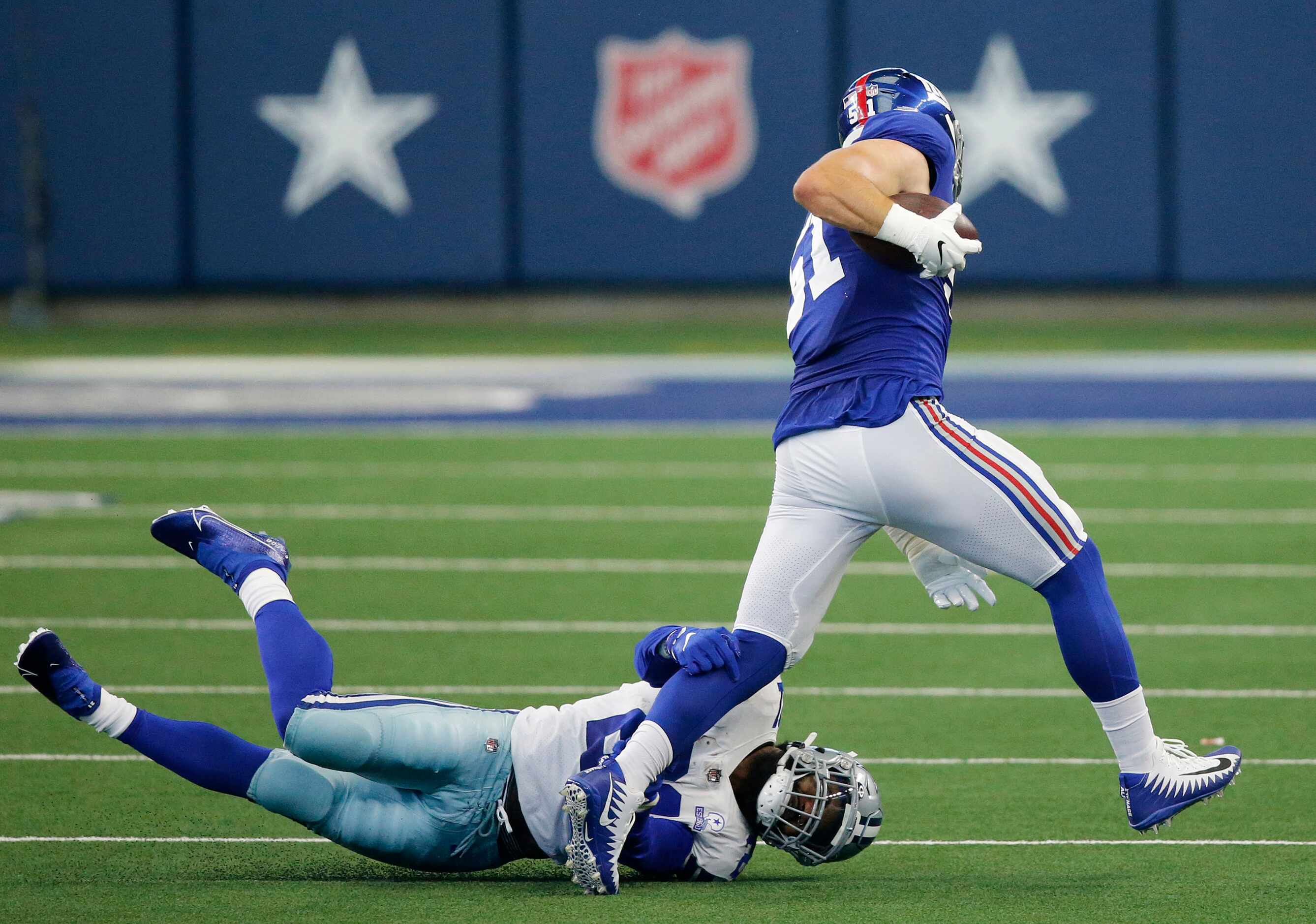 Dallas Cowboys running back Ezekiel Elliott (21) attempts to tackle New York Giants outside...
