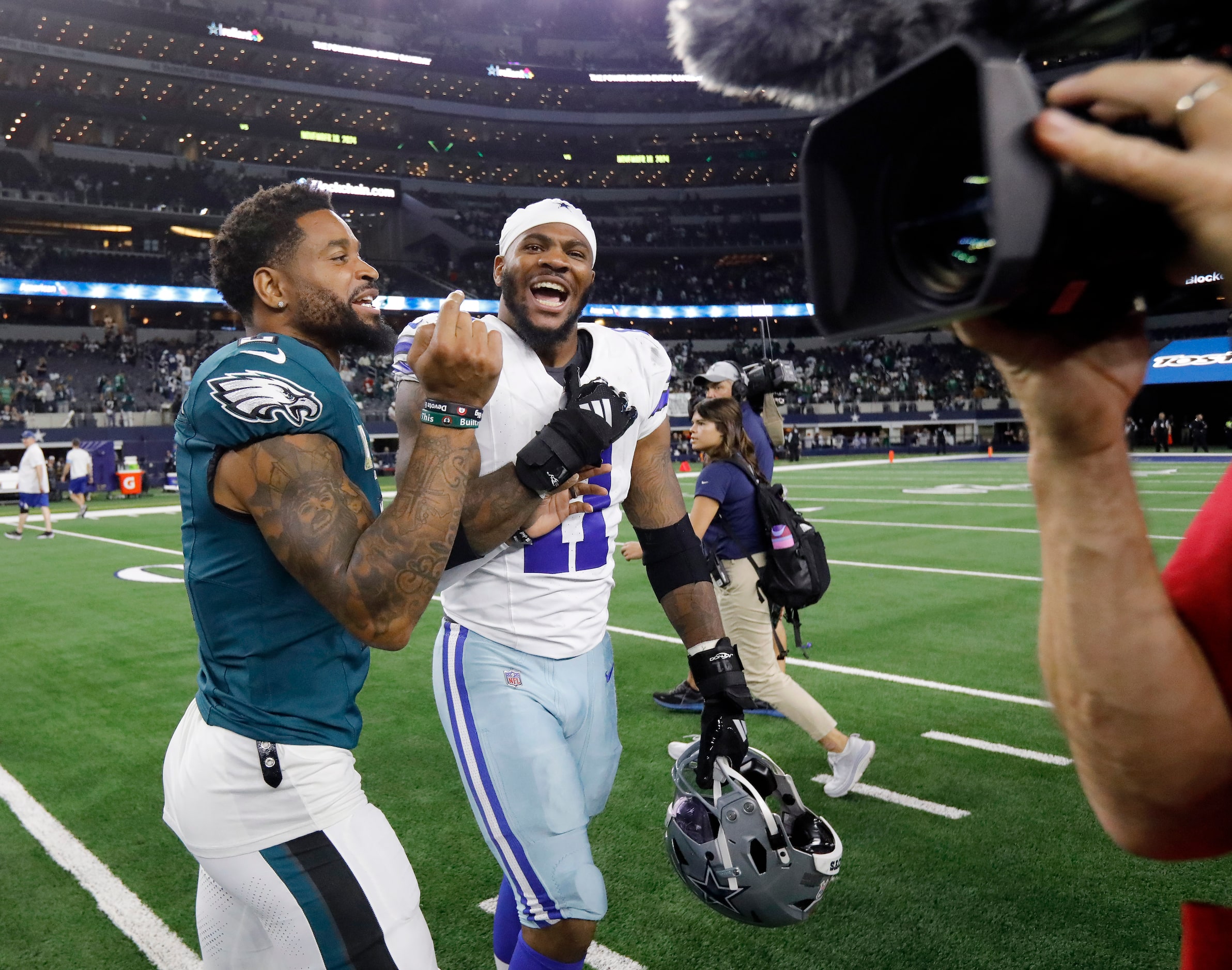 Philadelphia Eagles cornerback Darius Slay Jr. (2) comes to Dallas Cowboys linebacker Micah...