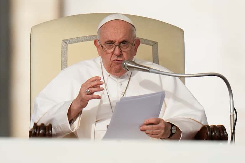 El papa Francisco habla durante su audiencia general semanal en la Plaza de San Pedro, en...