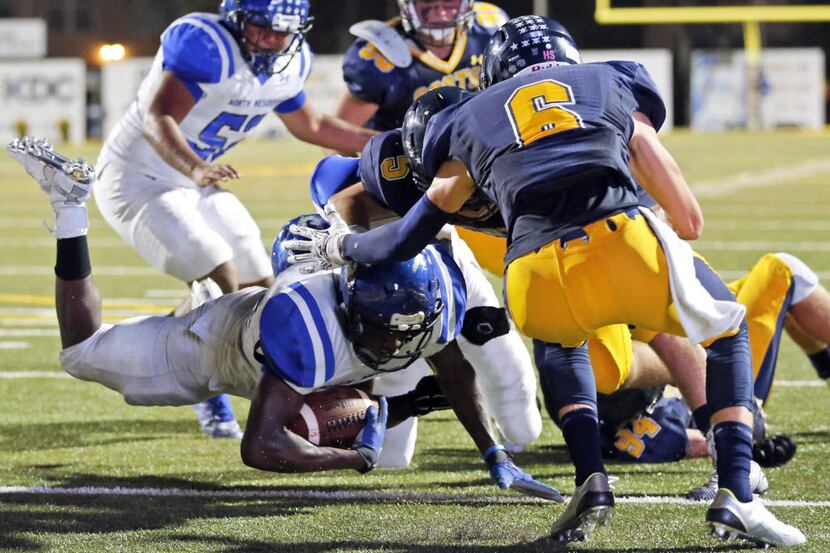North Mesquite's Dreshawn Minnieweather scores during a game in September.
