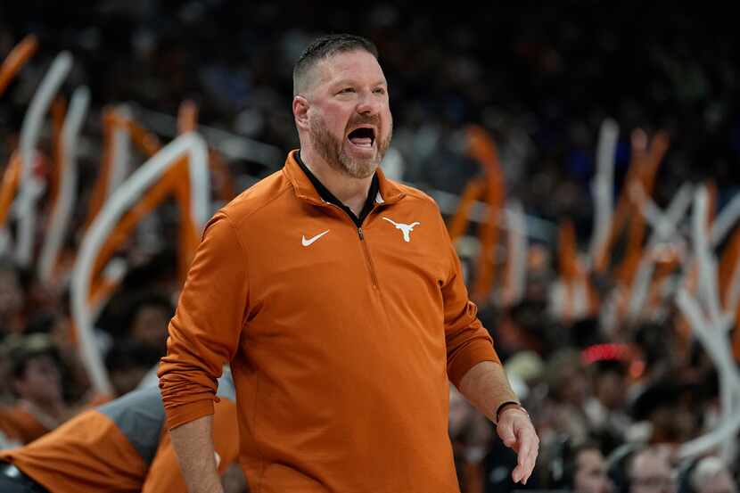 Texas head coach Chris Beard talked to his players during the first half of an NCAA college...