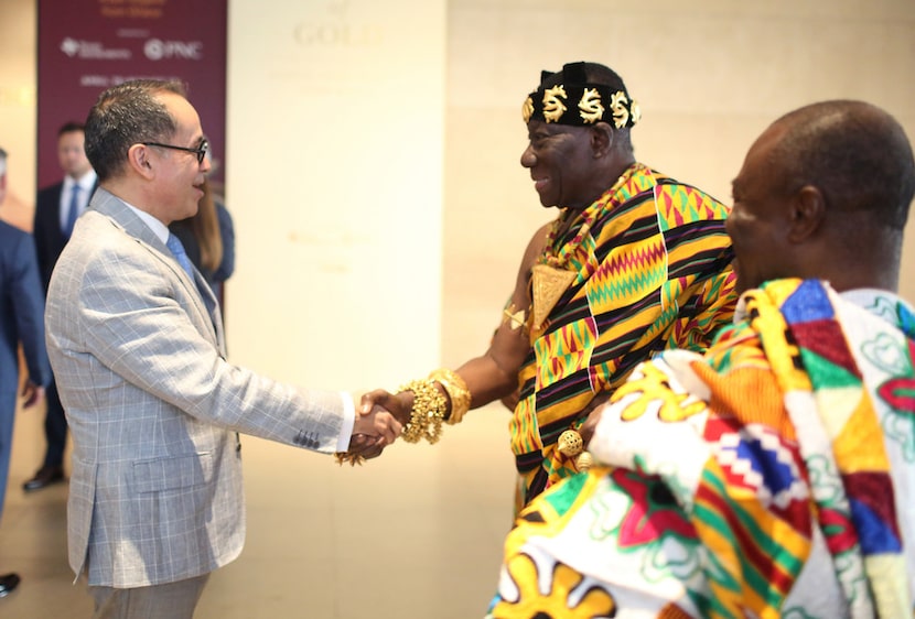 Agustin Arteaga, director of the Dallas Museum of Art, shakes the hand of

Daasebre Osei...