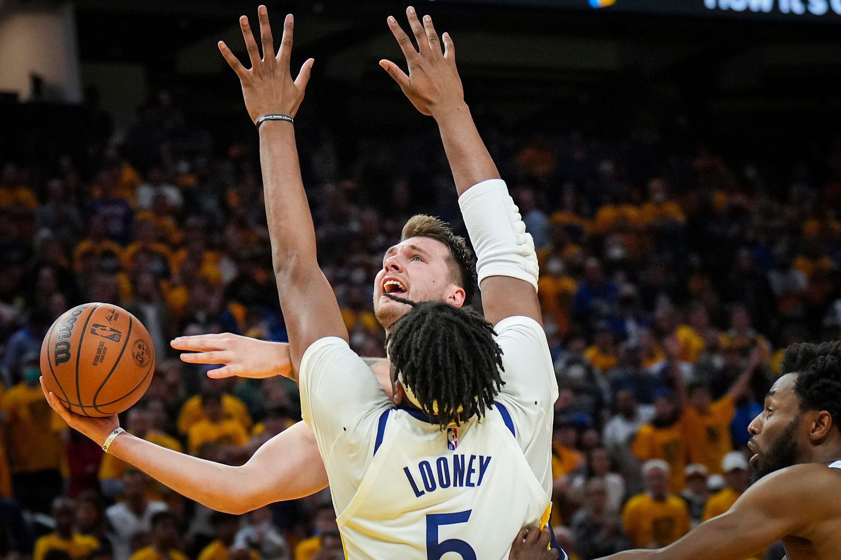 Dallas Mavericks guard Luka Doncic (77) drives to the basket as Golden State Warriors center...