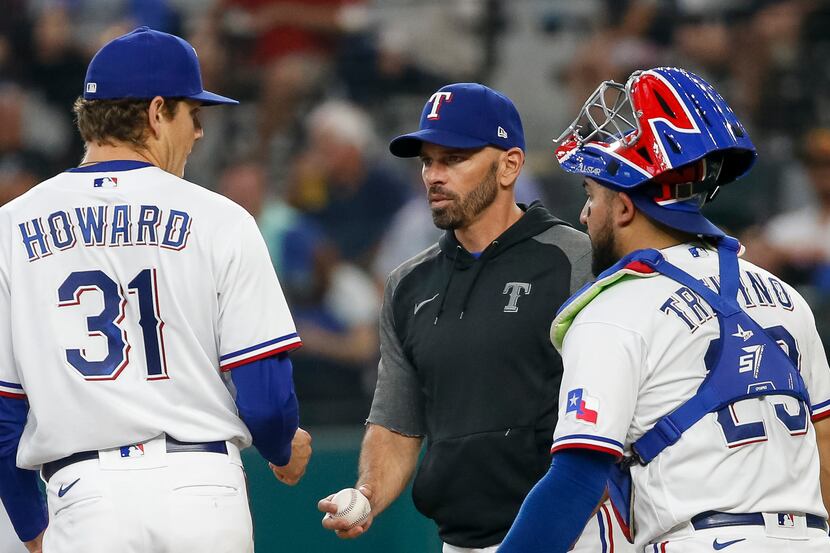 Texas Rangers manager Chris Woodward (8) removes Texas Rangers starting pitcher Spencer...