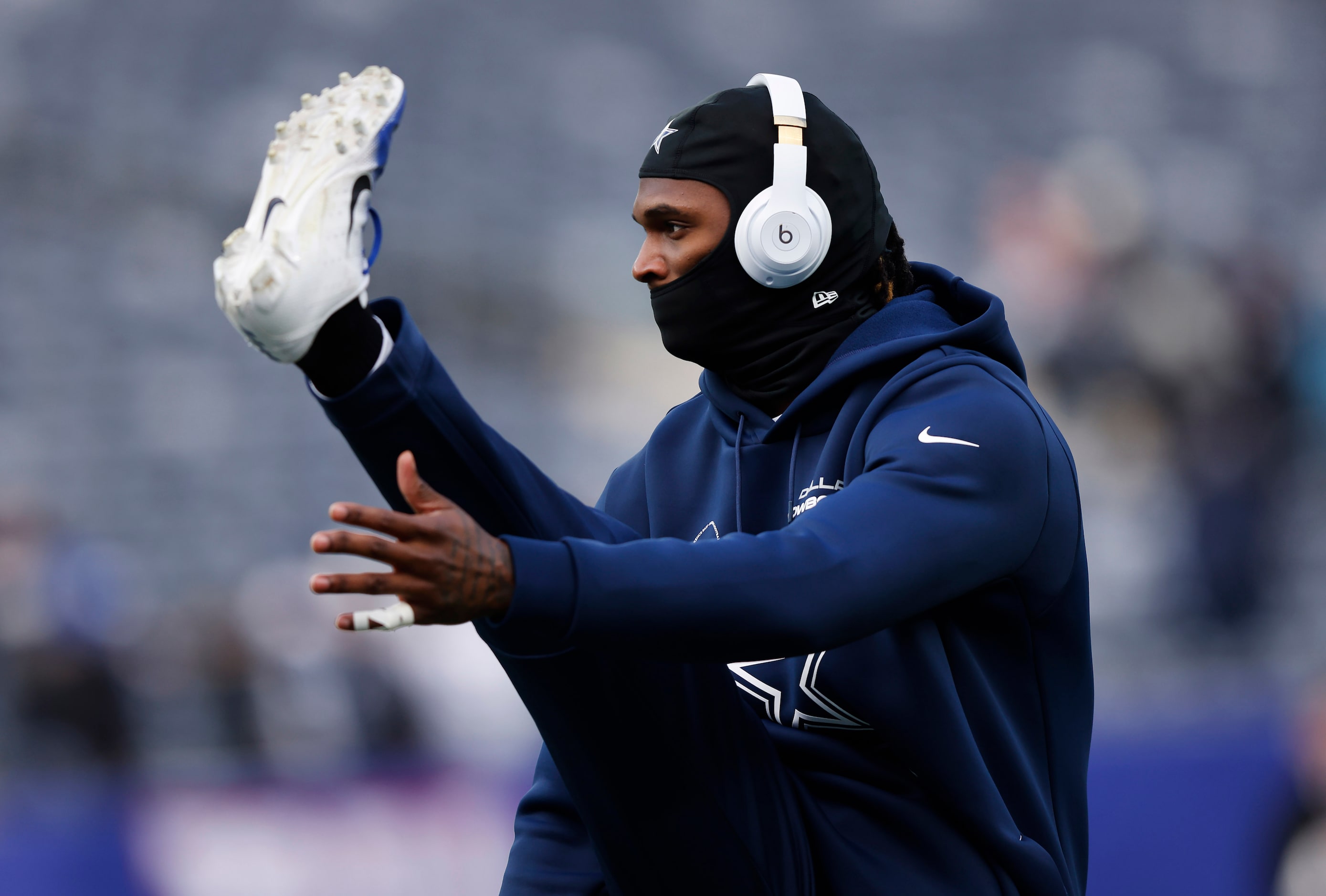 Dallas Cowboys wide receiver CeeDee Lamb stretch during pregame warmups at MetLife Stadium...