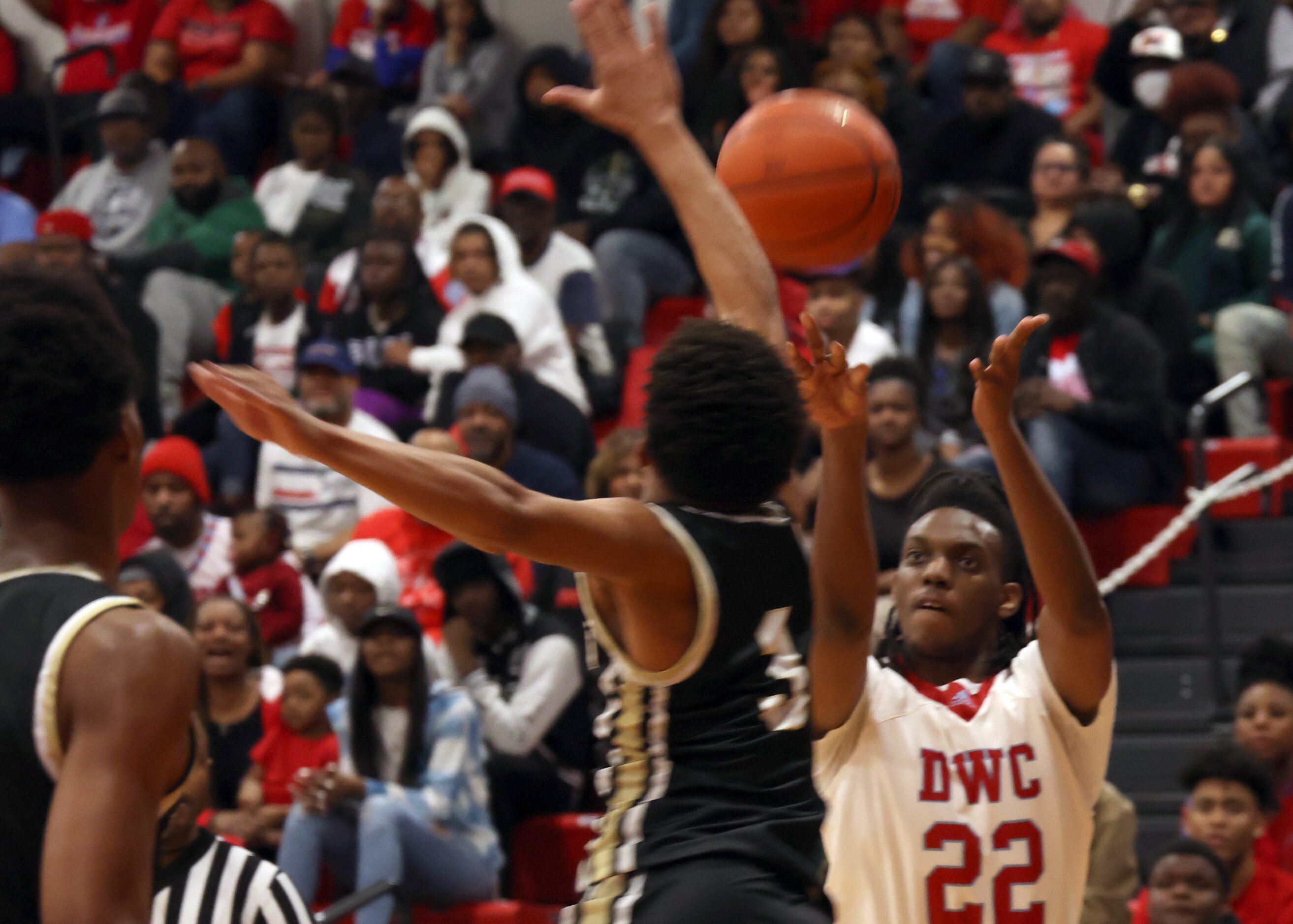 Dallas Carter guard William Anderson (22) gets off a shot against the defense of Dallas...