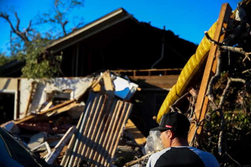 Gabriel Rojas mira lo que quedó de la casa de su hermana luego del tornado del domingo en...
