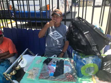 José Solís vende paletas heladas afuera del una estación de autobuses ubicada en Jefferson...