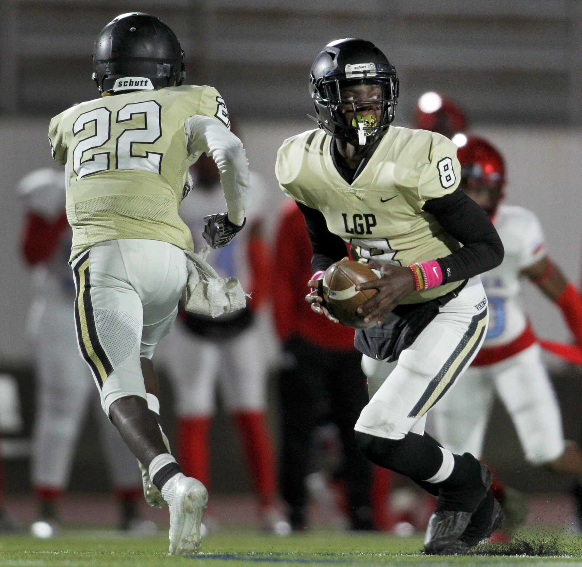 Dallas Pinkston quarterback Camyri Childress (8) rolls out after faking a handoff to running...