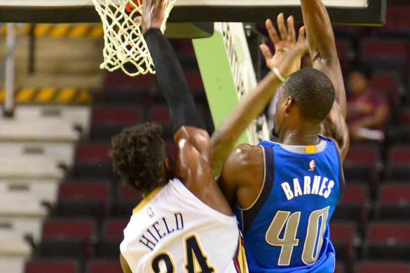 Mavericks forward Harrison Barnes (40) drives to the basket against New Orleans Pelicans...