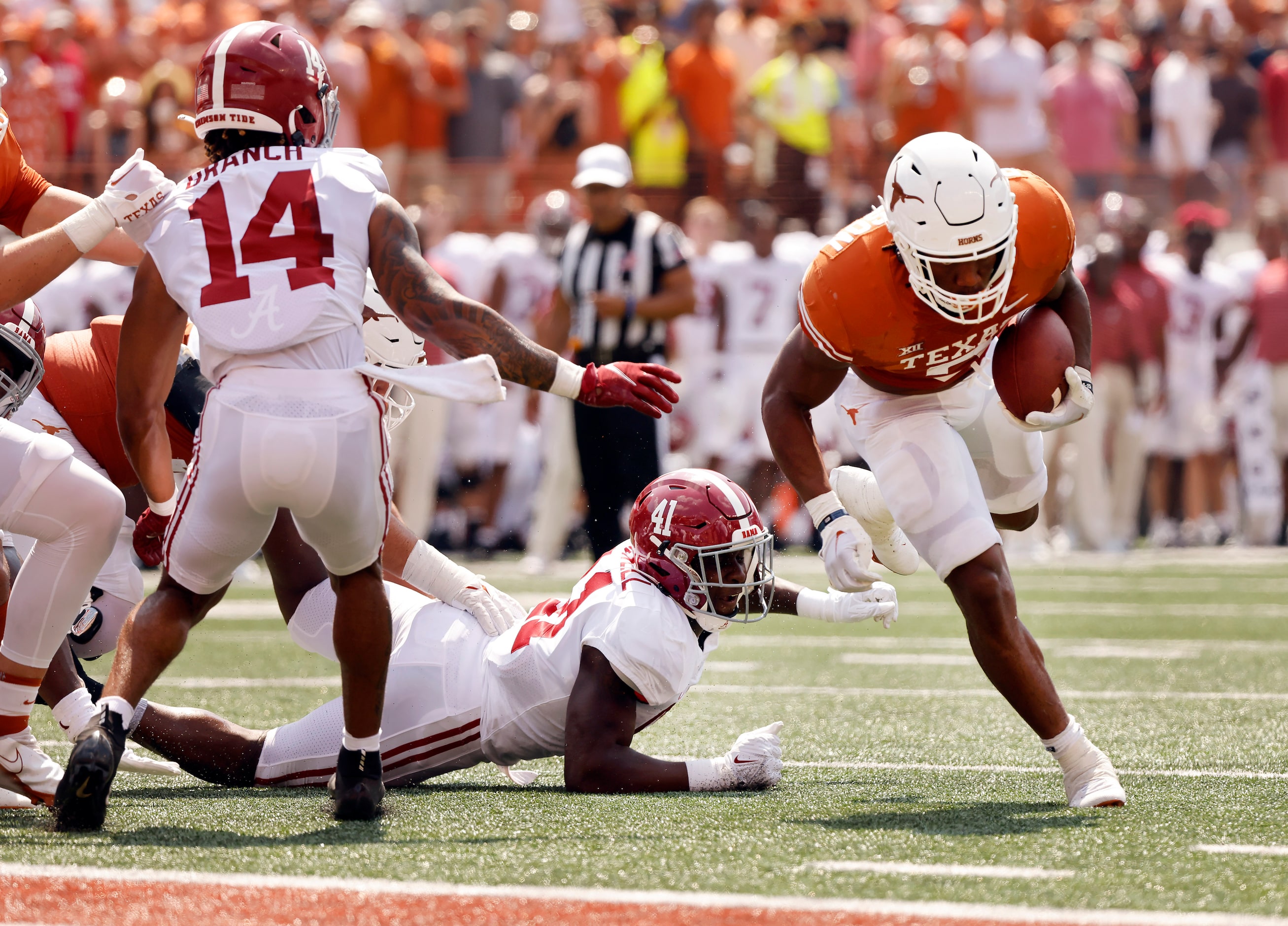 Texas Longhorns running back Bijan Robinson (5) runs in a short touchdown against Alabama...