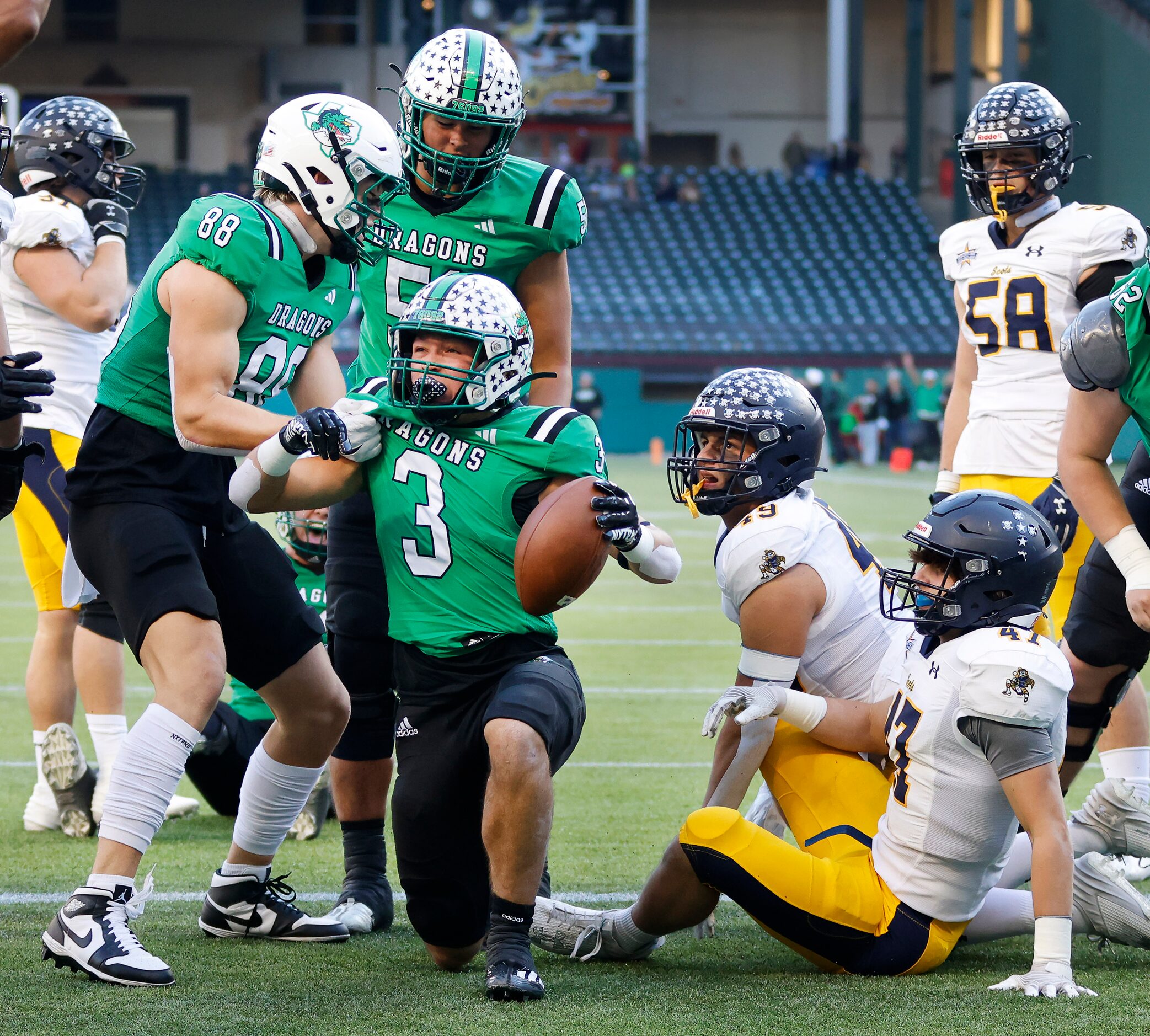 Southlake Carroll running back Davis Penn (3) scores a first quarter touchdown against the...