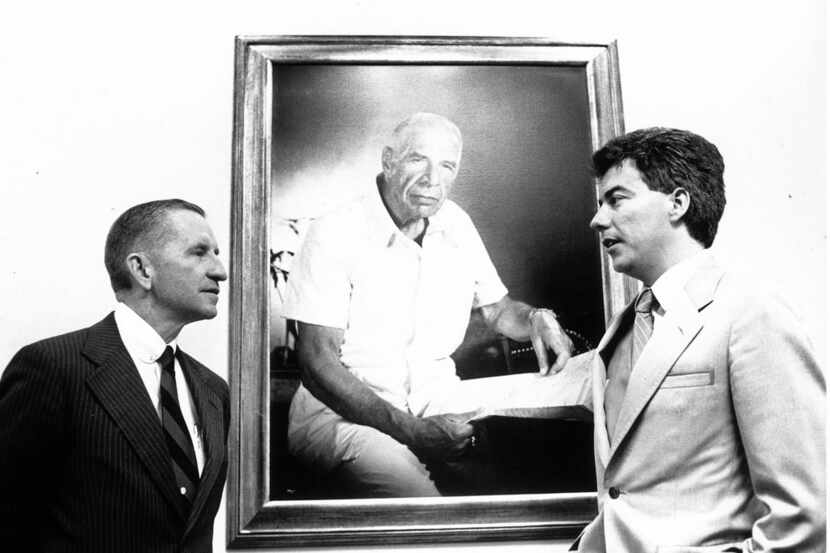 Ross Perot, left, and Ken Follett, author of On Wings of Eagles, at EDS headquarters in...