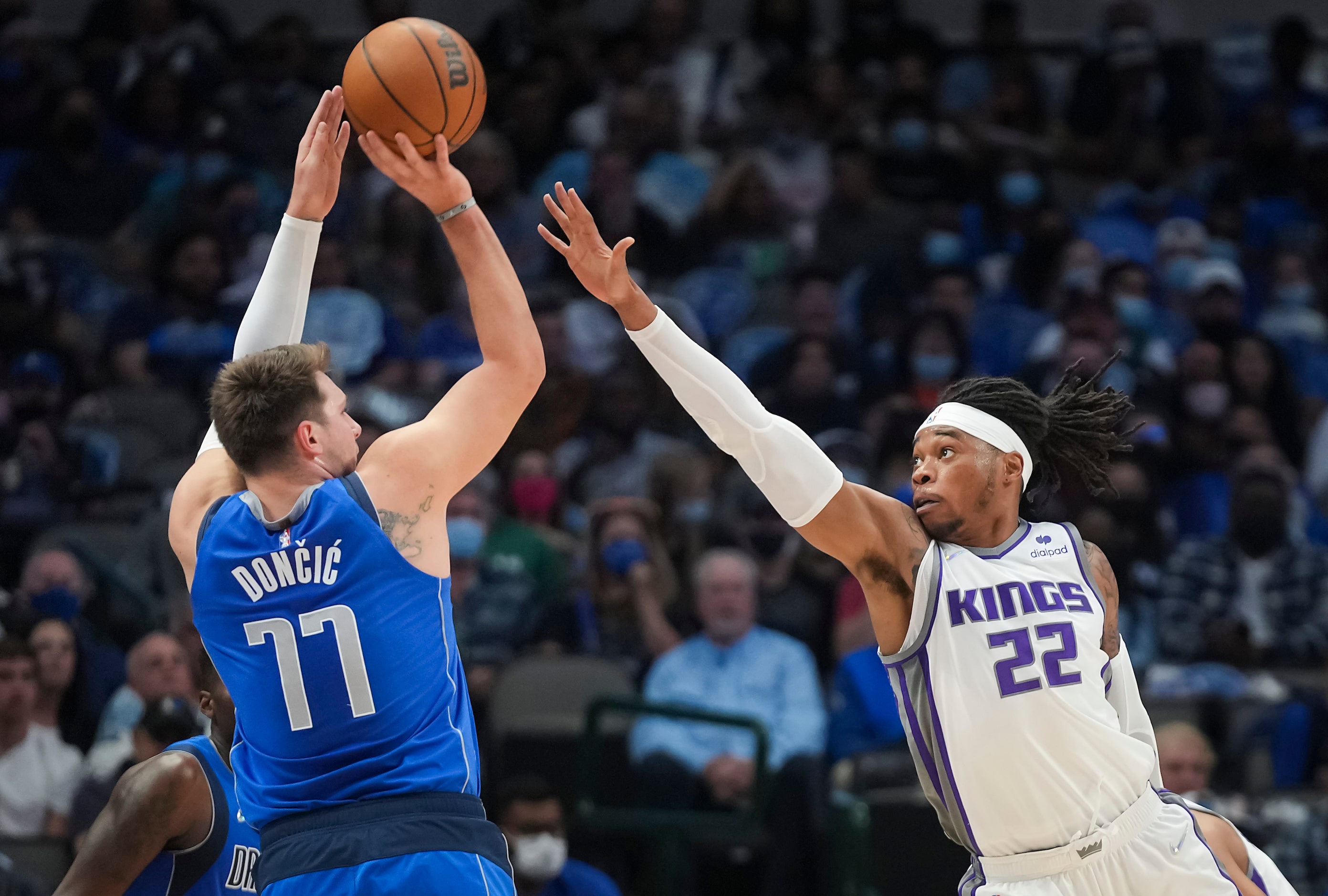 Dallas Mavericks guard Luka Doncic (77) shoots over Sacramento Kings center Richaun Holmes...