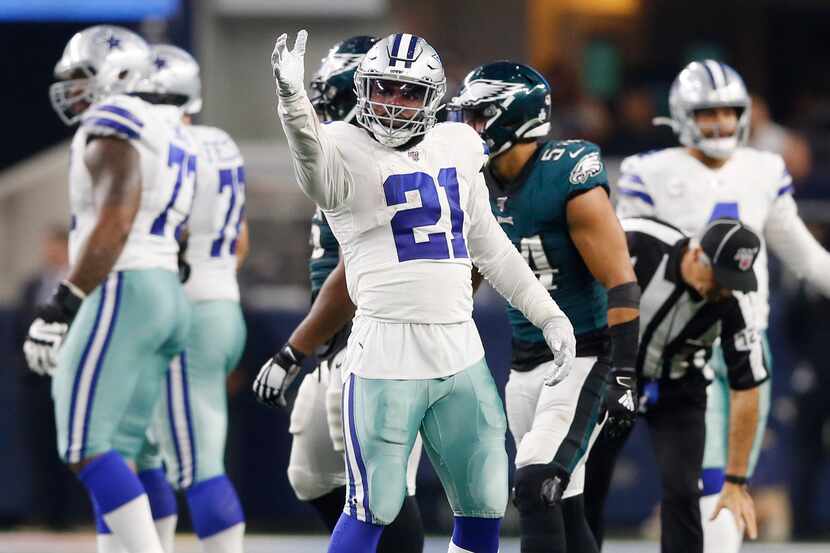 Dallas Cowboys running back Ezekiel Elliott (21) signals first down after a run during the...