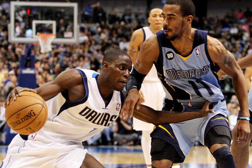 Dallas Mavericks point guard Darren Collison (4) drives on Memphis Grizzlies point guard...