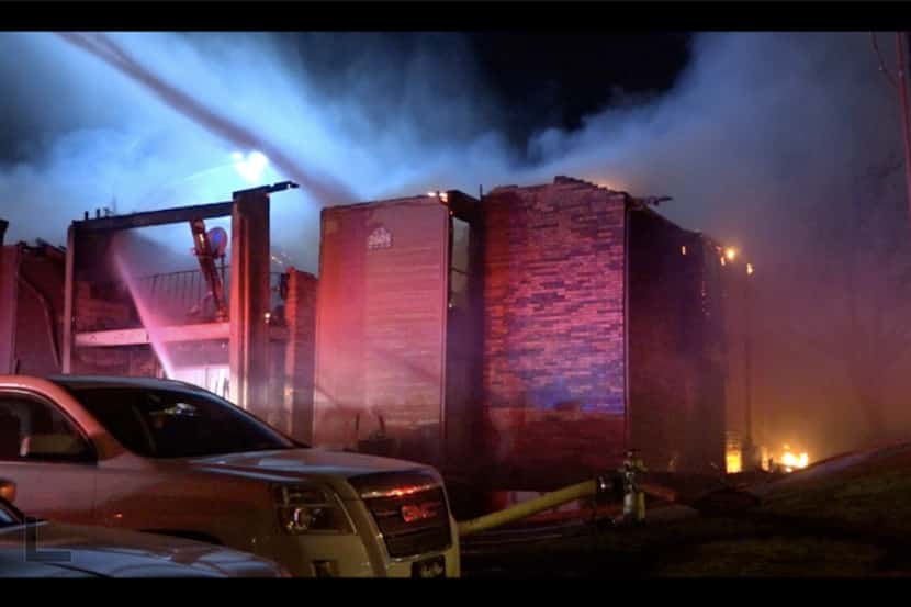 Un incendio arrasó con un edificio de apartamentos en Irving el jueves por la noche.
