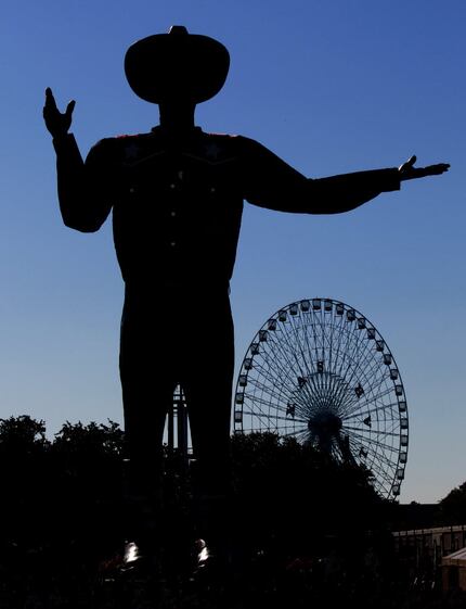 Alright, so Big Tex looks big here and the Texas Star looks small. It's opposite in real life.